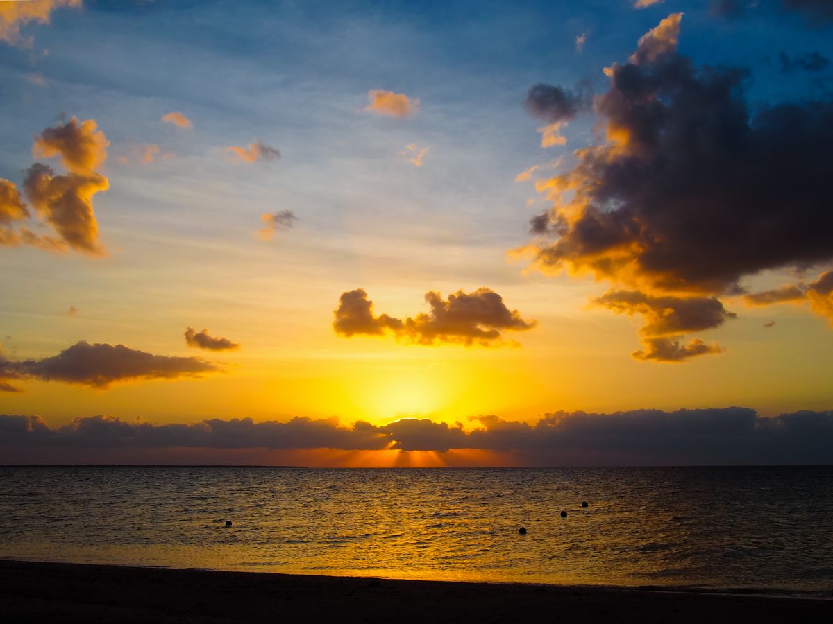 沖縄旅行は11月がお得 一番高い8月より7割安い例も シニアガイド